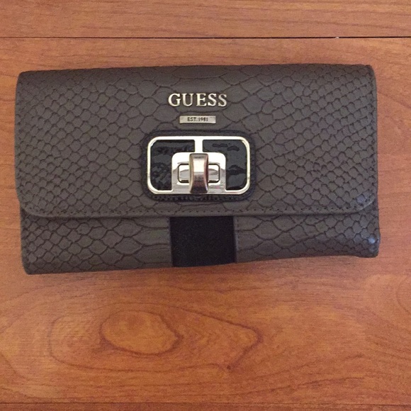 Guess Purse with matching wallet. - Picture 2 of 8